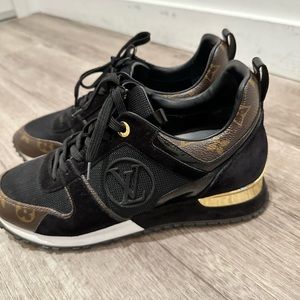 Authentic Louis Vuitton Sneakers Size 39